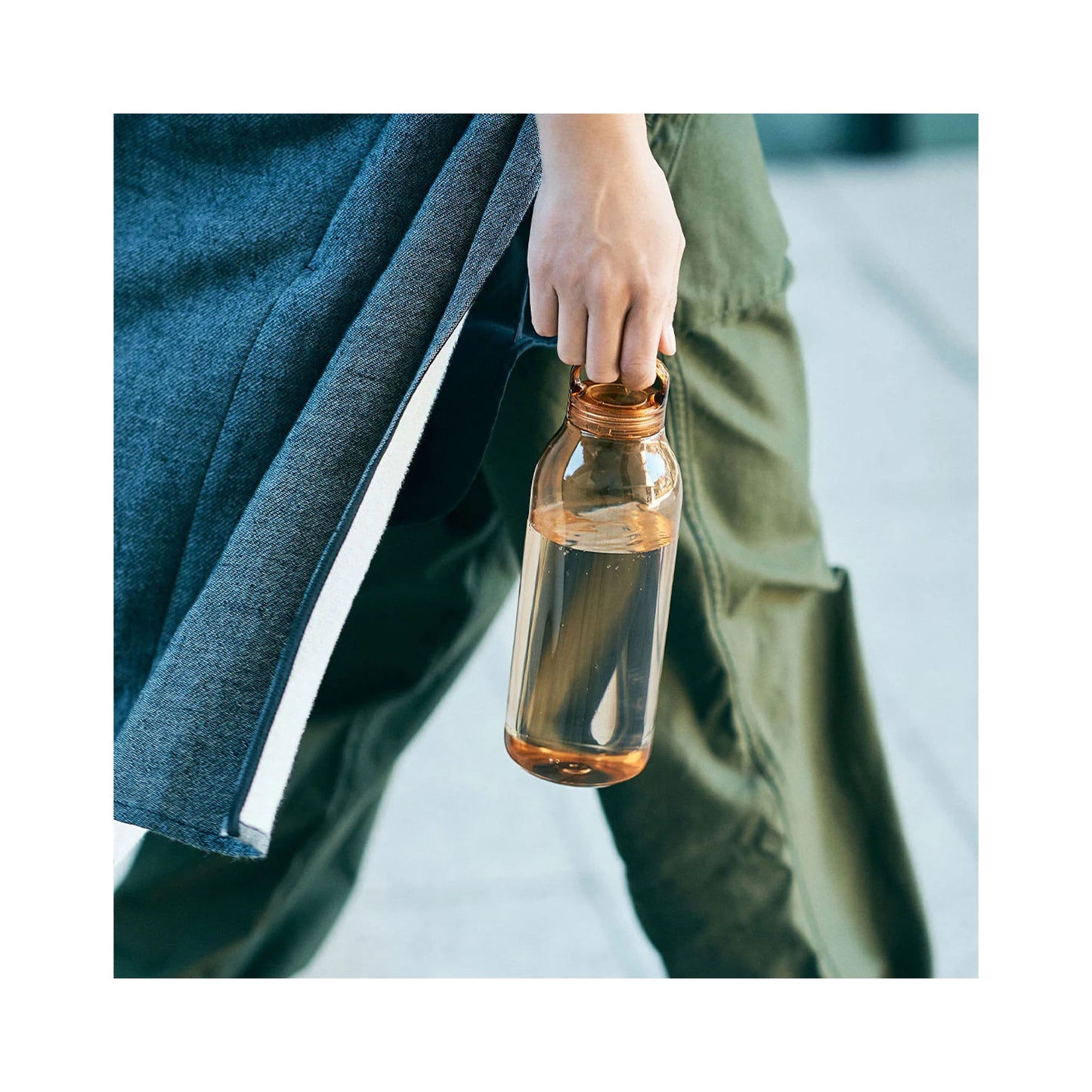 Kinto WATER BOTTLE 950ml Transparent Copolyester with Handle and Twist Lid
