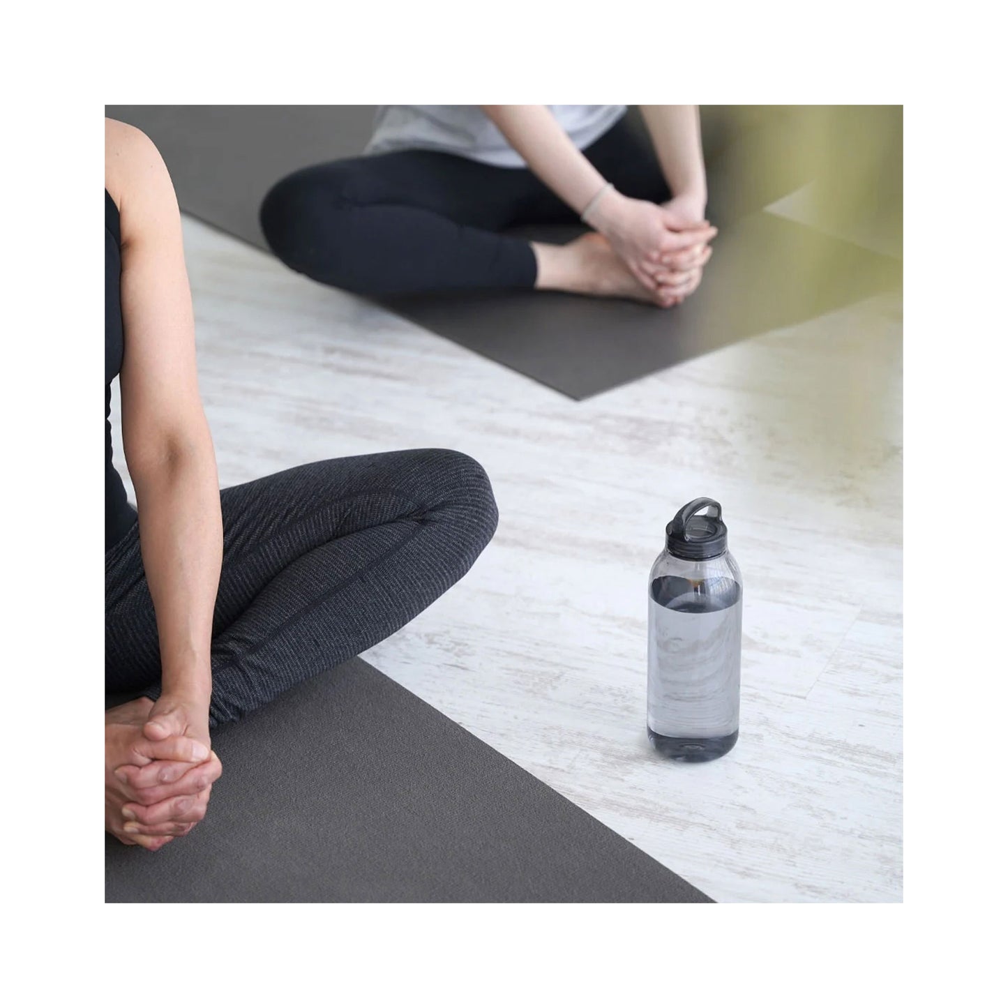 Kinto WATER BOTTLE 950ml Transparent Copolyester with Handle and Twist Lid