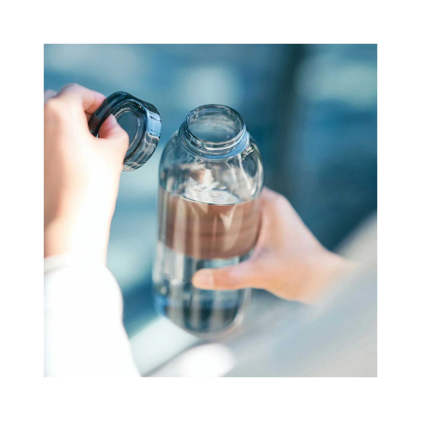 Kinto WATER BOTTLE 950ml Transparent Copolyester with Handle and Twist Lid
