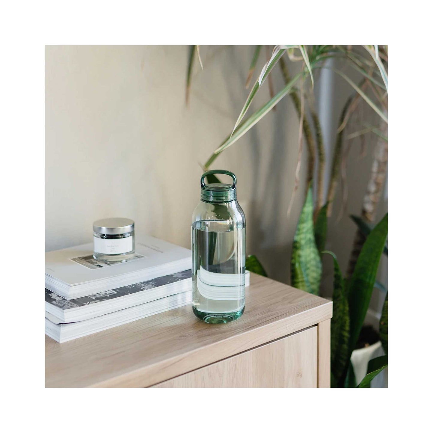 Kinto WATER BOTTLE 950ml Transparent Copolyester with Handle and Twist Lid