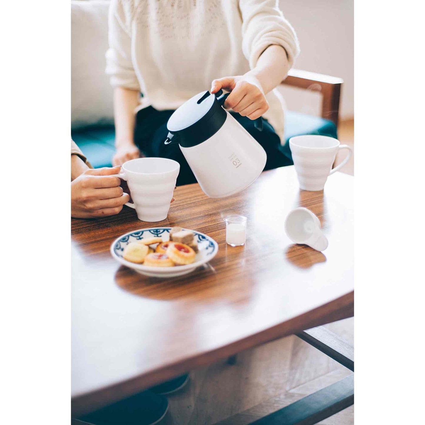 Hario V60 03 Heat Resistant Coffee Server - 750ml - Black or White