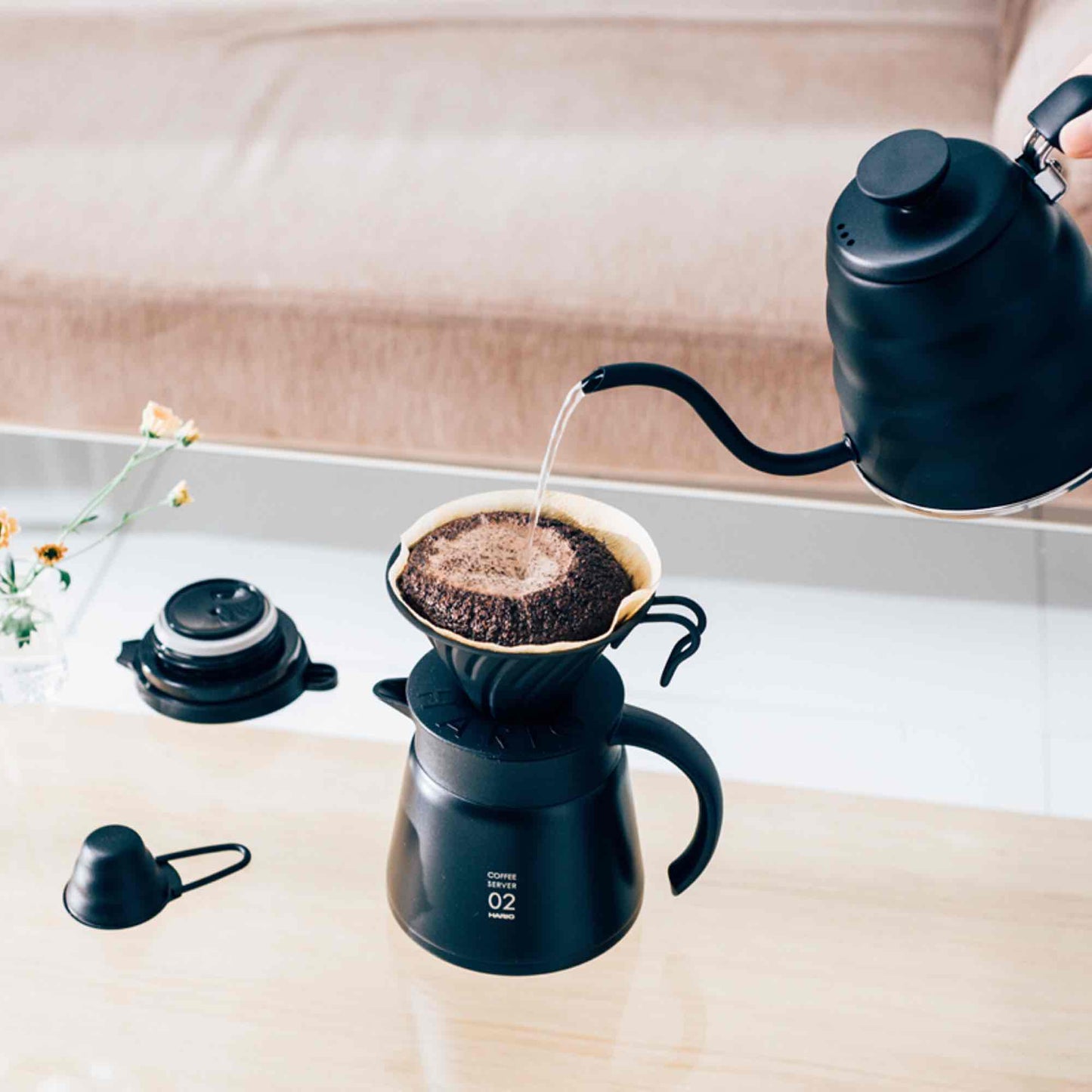 Hario V60 02 Heat Resistant Coffee Server - 550ml - Black, White or Red
